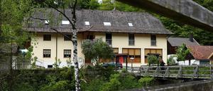Der Fund von drei Leichen in einer Pension in Passau beschäftigt die Ermittler. 