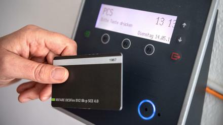 Ein Mitarbeiter erfasst seine Arbeitszeit digital an einem Terminal.