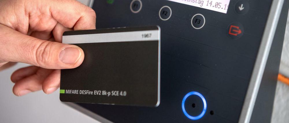 Ein Mitarbeiter erfasst seine Arbeitszeit digital an einem Terminal.