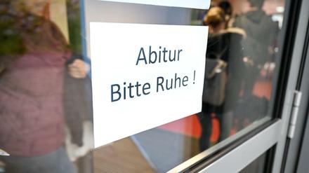 Ein Schild an einer Glastür mahnt zur Ruhe wegen laufender Abitur-Prüfungen.