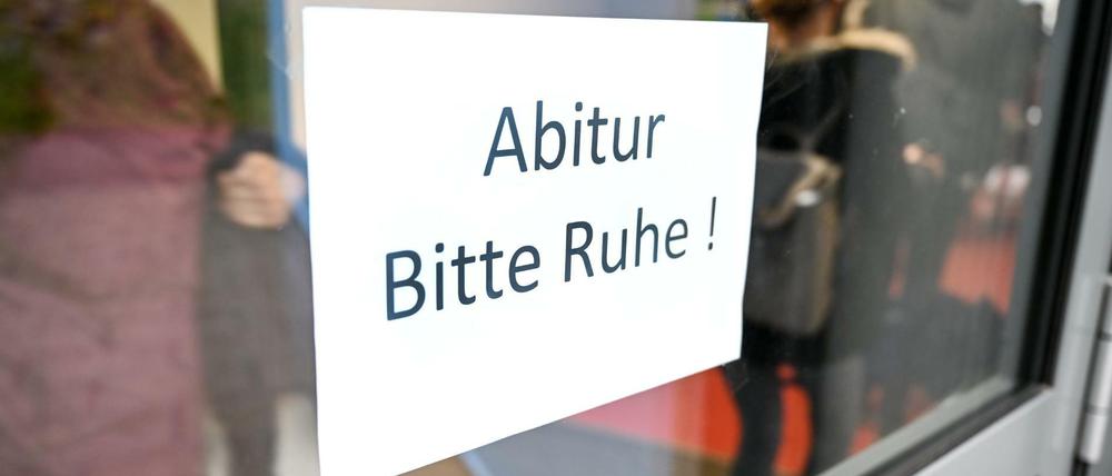 Ein Schild an einer Glastür mahnt zur Ruhe wegen laufender Abitur-Prüfungen.