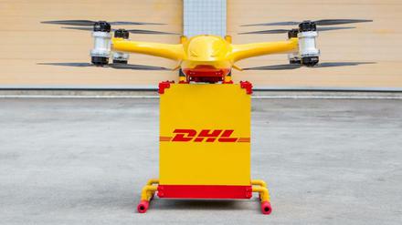 Eine Lieferdrohne mit dem DHL-Logo.