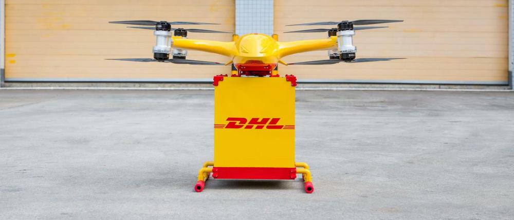 Eine Lieferdrohne mit dem DHL-Logo.