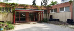 Weg damit! Auch dieser Schulcontainer an der Steglitzer Käthe-Kruse-Schule ist seit Herbst 2018 gesperrt und soll jetzt abgerissen werden. Der Ersatz lässt aber auf sich warten .