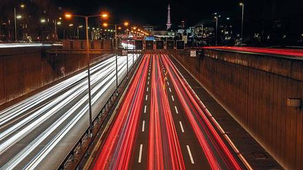 Verschiedene Abschnitte der Stadtautobahn könnten einen Deckel erhalten. Das wird allerdings kostspielig. Foto: Paul Zinken/dpa