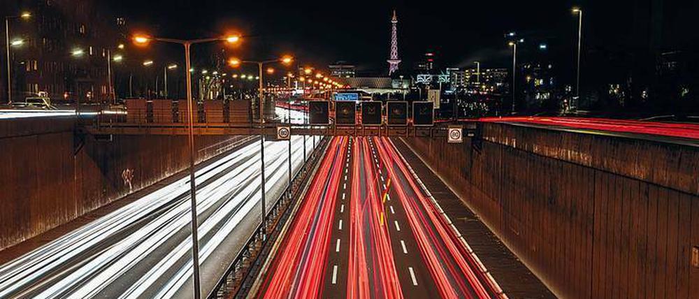 Verschiedene Abschnitte der Stadtautobahn könnten einen Deckel erhalten. Das wird allerdings kostspielig. Foto: Paul Zinken/dpa