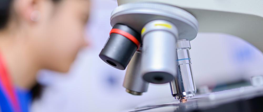 Noch müssen Pathologen durchs Mikroskop schauen, um Blasenkrebs zu diagnostizieren.