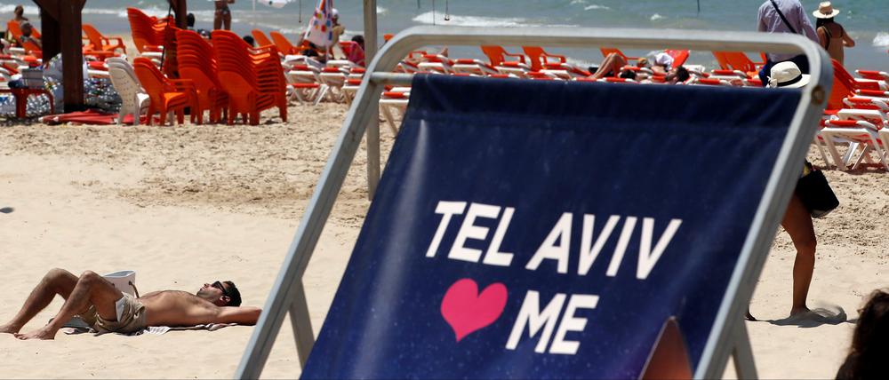 Tel Avis Strand hat kostenloses WLAN. Hätten wir beides gern.