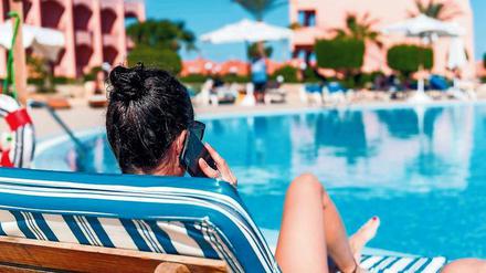 Wer Freunde und Verwandte anruft, die gerade im Ausland am Pool liegen, kommt günstiger weg als bisher. Das hat die EU verordnet. 