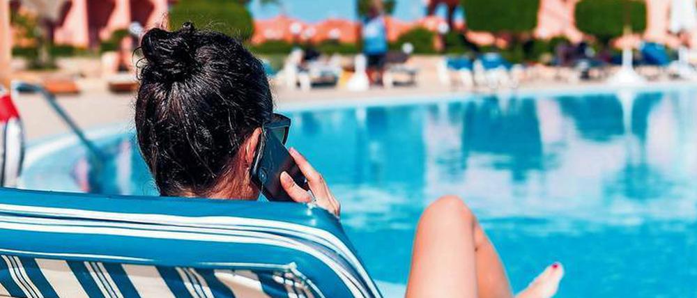 Wer Freunde und Verwandte anruft, die gerade im Ausland am Pool liegen, kommt günstiger weg als bisher. Das hat die EU verordnet.