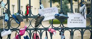 Schon 2018 protestierten die Polen mit aufgehängten Babyschuhen gegen Missbrauch und Pädophilie in der Katholischen Kirche.