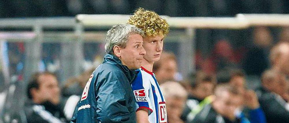 Zwei Schweizer in Berlin. Lucien Favre instruiert Fabian Lustenberger.