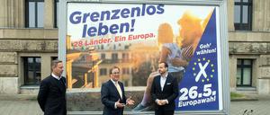 28 EU-Länder. 28 nationale Wahlkampagnen statt einer gemeinsamen europäischen. Nordrhein-Westfalens Ministerpräsident Armin Laschet mit Kampagnenberatern.
