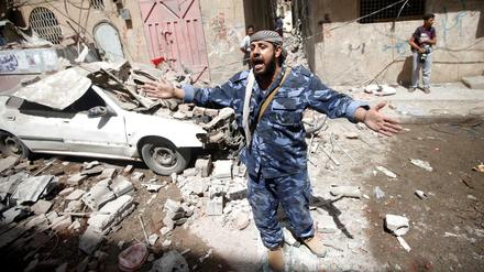 Saudische Kampfjets bombardierten Sanaa, das von den aufständischen Huthis kontrolliert wird. Zuvor hatten die Rebellenmilizen Ölanlagen der Golfmonarchie attackiert.