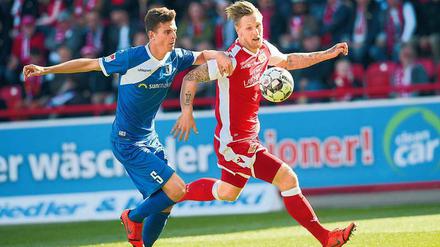 Abgeschirmt. Sebastian Polter (rechts) steht nicht nur sportlich im Fokus.