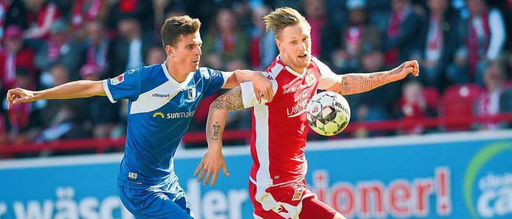 Abgeschirmt. Sebastian Polter (rechts) steht nicht nur sportlich im Fokus.