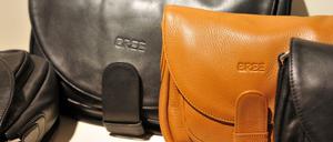 Taschen des Herstellers Bree liegen in einer Auslage.