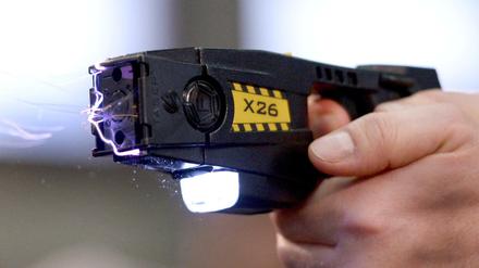 Geht es nach der Gewerkschaft der Polizei, gelten für sogenannten Taser künftig niedrigere Schwellen für den Einsatz.