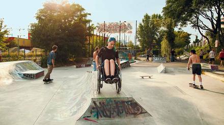 Angstfrei. Ronja Holze gilt auf dem Skateplatz an der Warschauer Brücke als „Wheelie-Königin“. 