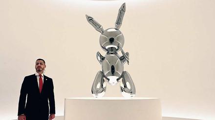 Bling-Bling. Jeff Koons’ „Rabbit“ mit Wachpersonal.
