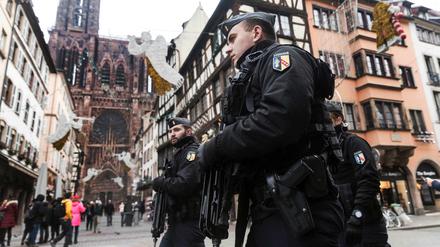 Polizisten nach dem Angriff in der Gegend des Straßburger Weihnachtsmarkts. 