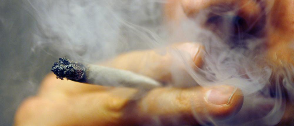 Tief durchziehen: Ein Mann raucht einen Joint.