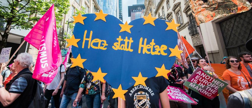 Auch im Frankfurter Bankenviertel gingen Europafreunde am Sonntag auf die Straße.