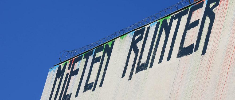 Wohnen in Berlin: Schriftzug an einer Hausfassade.
