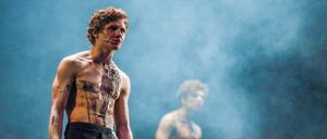Als letzte Inszenierung läuft beim Theatertreffen „Das große Heft“ vom Staatsschauspiel Dresden mit Johannes Nussbaum.