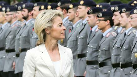 Bundesverteidigungsministerin Ursula von der Leyen (CDU) schreitet in Hamburg an der Bundeswehr-Hochschule beim Beförderungsappell die Front ab.