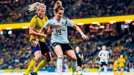In Schweden ist Frauenfußball größer als in Deutschland. Die Schwedin Hanna Glas (l.) mit Felicitas Rauch von Turbine Potsdam beim jüngsten Spiel in Solna.