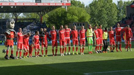 Alle zusammen. Die Spieler des 1. FC Union feiern schon am 33. Spieltag gegen Magdeburg die beste Platzierung in der Zweiten Liga.