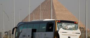 Der beschädigte Bus vor einer der Pyramiden von Gizeh.