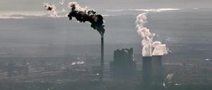 Im Dunst einer Inversionswetterlage steht das Braunkohlekraftwerk Schkopau südlich von Halle.