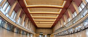 Die Haupthalle des Flughafens sieht geordnet aus, ist aber ein Durcheinander aus verschiedenen Jahrzehnten.