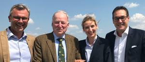 "Enge Partner" nennt AfD-Chef Meuthen die FPÖ. 2017 sprachen die Fraktionschefs Weidel und Gauland in Wien mit den FPÖ-Politikern Hofer und Strache über anstehende Wahlen. Heute spricht Gauland von Strache als "Einzelfall" und "österreichisches Problem ... mit dem wir nichts zu tun haben".