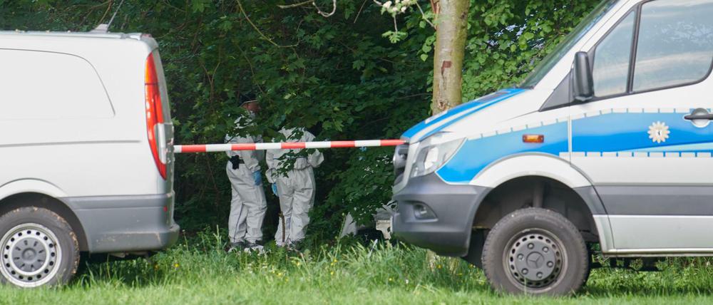 Die Spurensicherung der Polizei in einem Waldstück im Treptower Park. Dort wurde am Nachmittag eine männliche Leiche gefunden.