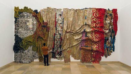 Die Wellen des Materials. El Anatsuis Installation „In the World But Don’t Know the World“. 