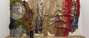 Die Wellen des Materials. El Anatsuis Installation „In the World But Don’t Know the World“. 
