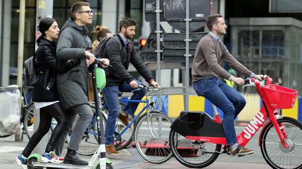 Gutes Nebeneinander? Fahrräder und ein E-Scooter.