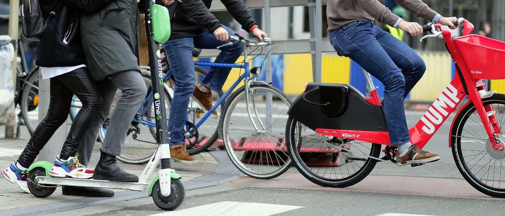 Gutes Nebeneinander? Fahrräder und ein E-Scooter.