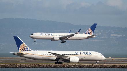 United Airlines Maschine am Flughafen von San Francisco.