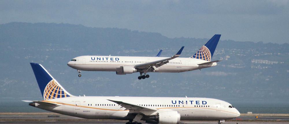 United Airlines Maschine am Flughafen von San Francisco.