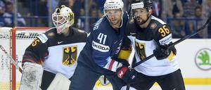Stock an Stock. Deutschlands Yannic Seidenberg (r.) hält im Duell mit Luke Glendening gut dagegen. Es reicht am Ende nicht.