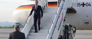 Heiko Maas verlässt die Maschine der Flugbereitschaft der Bundeswehr nach der Landung in Sofia.
