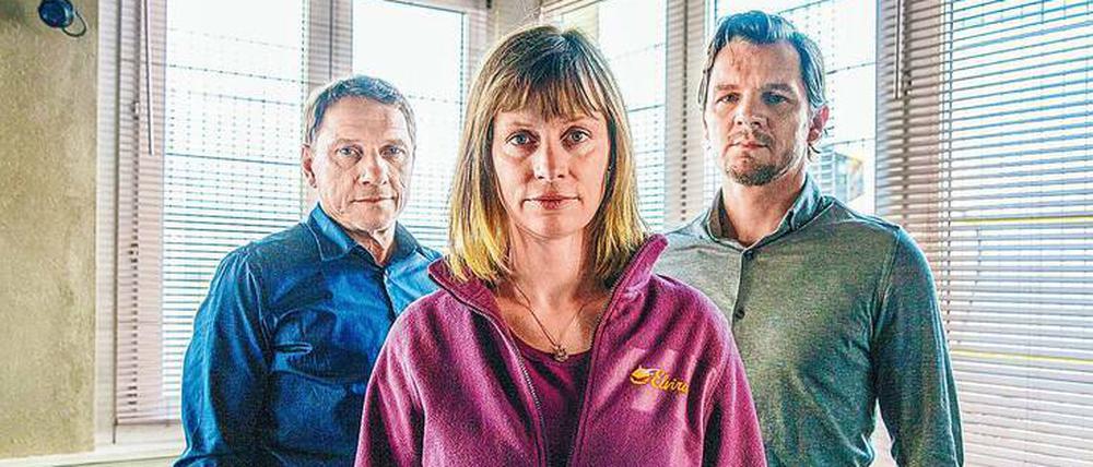 Dann gingen die Jalousien herunter. Die Kommissare Lannert (Richy Müller, li.) und Bootz (Felix Klare) verdächtigen die Altenpflegerin Anne Werner (Katharina Marie Schubert), für den vorzeitigen Tod von Patienten verantwortlich zu sein. 