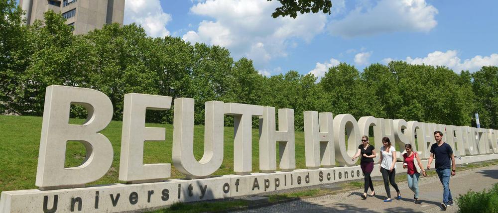 Studierende auf dem Campus der Beuth-Hochschule Berlin.