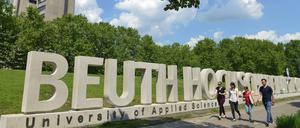 Studierende auf dem Campus der Beuth-Hochschule Berlin.