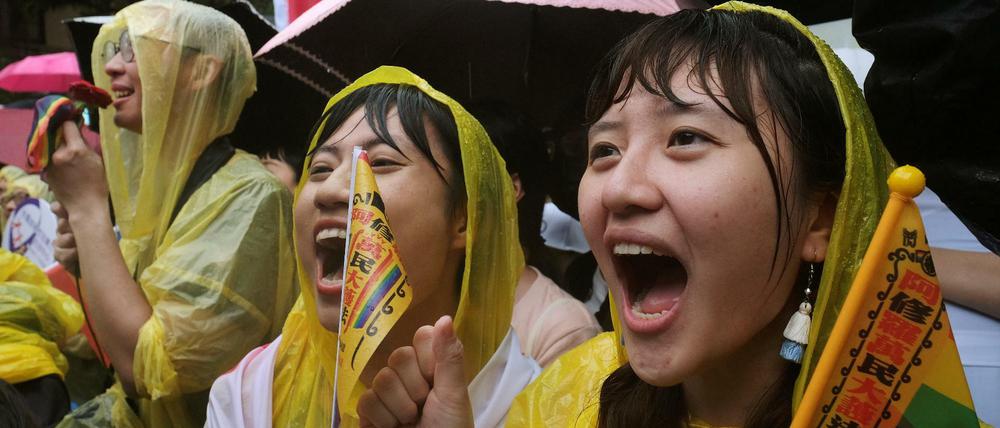 Unterstützerinnen der gleichgeschlechtlichen Ehe bejubel in Tapei die Parlamentsentscheidung.