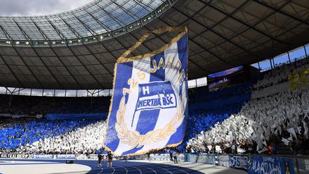 Riesiger Hertha-Wimpel in der Fankurve im Berliner Olympiastadion.